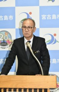 仕事納め式で訓示を述べる嘉数市長＝26日、市役所大ホール