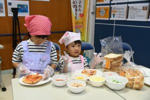 パンの耳を活用したピザ作りに取り組んだ市民講座＝６日、平良老人福祉センター