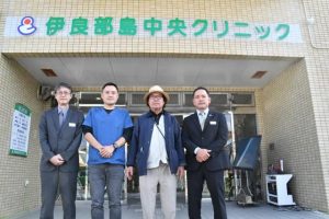 会見を開き、開院をアピールする関係者ら。(左から)大城支店長、下地陽一院長、下地晃理事長、髙良支店長=3日、伊良部前里添