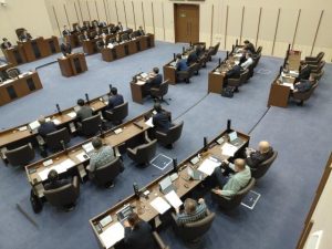 ４氏が登壇し嘉数市長の政治姿勢などをただした市議会12月定例会一般質問＝16日、市議会議場