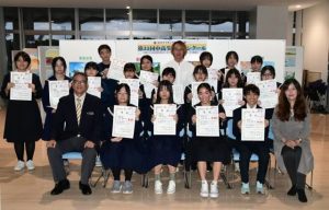コンクールで入賞・入選をした皆さん＝22日、市役所１階エントランスホール