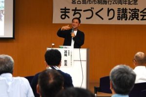 長崎市の例を挙げ、「まちづくり」について講演する高尾さん＝１日、市役所