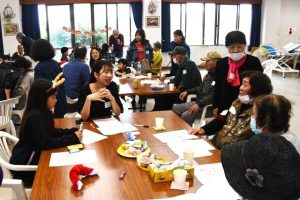 グループに分かれて方言でしり取りをする参加者＝20日、池間島のきゅーぬふから舎