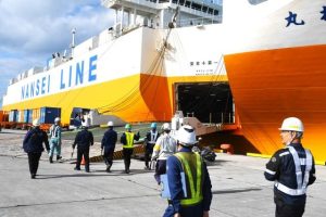 適切な荷役作業が行われているかパトロールで確認する参加者＝４日、平良港内