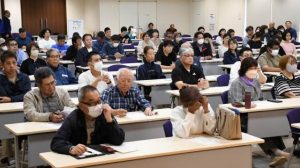防災講演会に参加して各講演に聞き入る市民ら＝６日、市役所