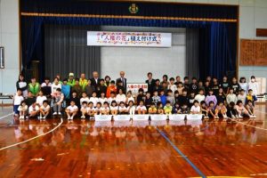 花の苗を植えた児童たちと関係者の皆さん＝19日、西城小学校