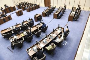 嘉数市長の給与減額案などを可決し閉会した12月定例会=17日、議場