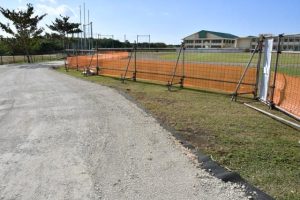 運動場に工事車両の通行路が設置されている伊良部島小中学校=10日