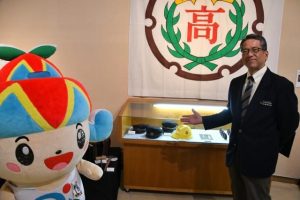 展示品を紹介する宮城教育長と「みーや」＝19日、市総合博物館