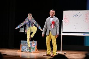 漢字の成り立ちなどについて熱く語ったゴルゴ松本さん＝11月30日、マティダ市民劇場