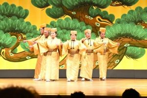 17団体が多彩なパフォーマンスを披露した芸能大会=12日、マティダ市民劇場