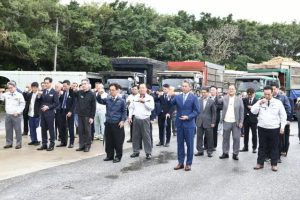 無事故無災害を願い乾杯する関係者ら＝18日、沖縄製糖宮古工場