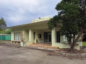 利用件数が減少していることが明らかになった白鳥苑＝５日、伊良部佐和田