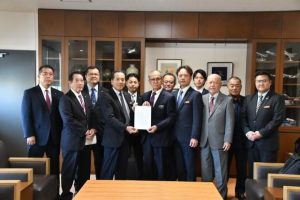 下地会長（前列左から２人目）から嘉数市長（同中央）に要請書が手渡された＝４日、市役所