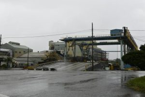 18日からの操業を決めた沖縄製糖宮古工場＝２日、下地上地