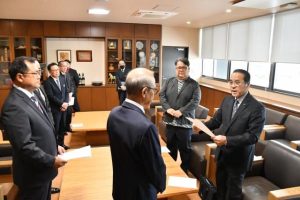 議案書の訂正が頻発していることに対する改善を求める下地委員長（右）＝16日、市役所