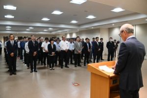 嘉数市長が係長以上の職員に訓示した=17日、市役所