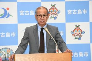 宮古空港の機能強化など国への要請活動について報告する嘉数市長＝１日、市役所