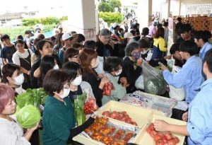 新鮮な野菜などを求めて多くの地域住民らが詰め掛けた＝13日、宮古総合実業高校