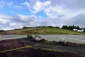 市議会12月定例会の経済工務委員会で平坦に整備される方針が示されたトゥリバー地区の丘＝５日、平良久貝