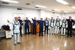 指差し呼称で防災意識を高める参加者＝18日、平良地方合同庁舎