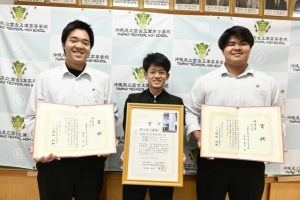 団体で３位入賞を果たした（写真右から）平良さん、髙江洲さん、奥平さん＝18日、宮古工業高校