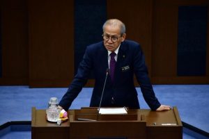 補助金返還について説明する嘉数市長=4日、市議会議場