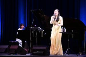 会場に美しい歌声を響かせたＳＩＮＯＮさん＝21日、マティダ市民劇場