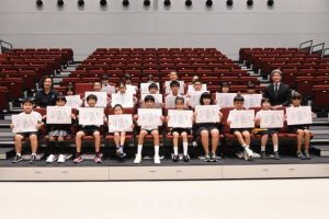 入賞した児童と関係者の皆さん＝３日、市未来創造センター