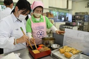 調理した煮付けなどを重箱に彩り良く詰めた＝８日、宮古工業高校