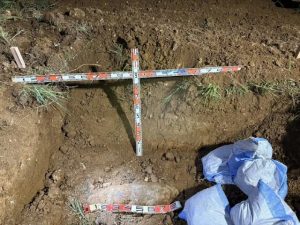 宮古空港制限区域内で発見された、米国製50キログラムの不発弾(県提供)