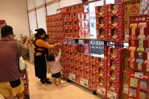 正月用の飾り物を品定めする買い物客＝27日、マックスバリュ宮古西里店