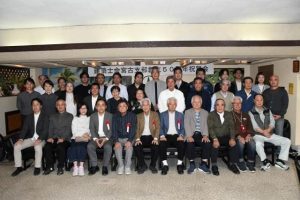 県建築士会宮古支部の50周年を祝った関係者の皆さん＝５日、レストランのむら