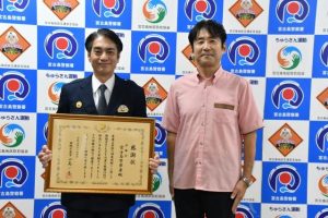 剱持所長（右）から新垣署長に感謝状が伝達された＝22日、宮古島署