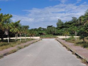 新総合体育館建設に向け古い建物が解体され更地となっている=9日、平良東仲宗根