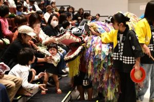 獅子に驚いて泣き出す子ども＝14日、市未来創造センター