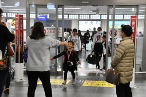 祖母の出迎えに手を広げて走り寄る女の子＝27日、宮古空港