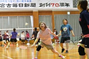 ４ランクで熱戦が繰り広げられた第20回宮古毎日新聞杯レディースバドミントン大会＝７日、狩俣中学校体育館