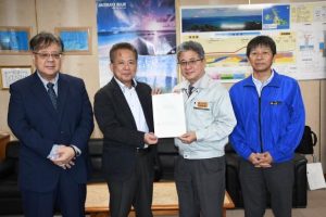 基本協定書を手交する金城所長（右から２人目）と下地会長（同３人目）ら＝４日、県宮古合同庁舎