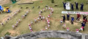 人文字で「１１８番の日」をアピールする園児たち＝13日、平一幼稚園