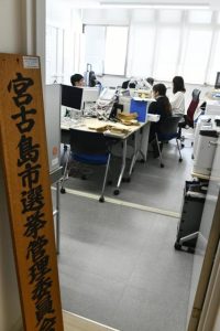 来月実施とみられる衆院選の対応に追われる市選挙管理委員会＝14日、市役所