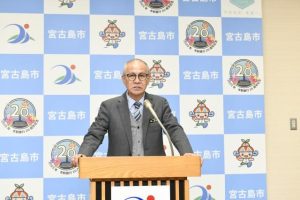 物価高騰対策事業などを説明する嘉数市長＝９日、市役所