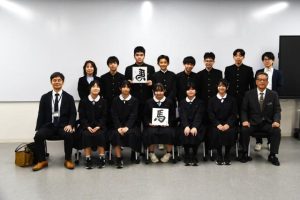 宮城教育長（前列右）に全国・九州大会出場を報告した生徒と関係者の皆さん＝13日、市役所