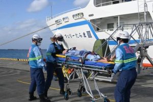 合同訓練で船内で負傷した人を搬送する救急隊員ら＝29日、平良港