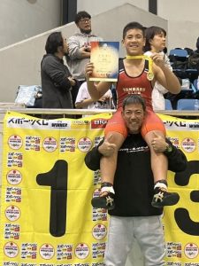 大会優勝と全国４冠を喜ぶ凛々人さんと父の隆三さん＝25日、中央大学多摩キャンパス（提供）