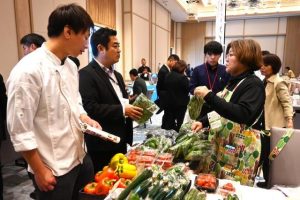 多くの参加者でにぎわった「ぷからす交流商談会」＝16日、ヒルトン沖縄宮古島リゾート