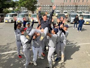 一般級で２連覇し砂川監督を胴上げするさとうきびニッツナイン＝11日、市営球場