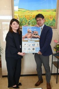 人材確保サポート窓口の利用を呼び掛けた比嘉所長（右）と事業主支援アドバイザーの村山明郁さん＝９日、宮古毎日新聞社