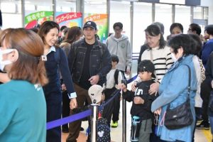 出発ロビーでは笑顔で再会を誓う姿が見られた＝４日、宮古空港