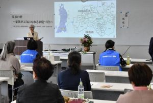 家族の絆や道徳について講話する三瓶さん＝11日、ＪＴＡドーム宮古島